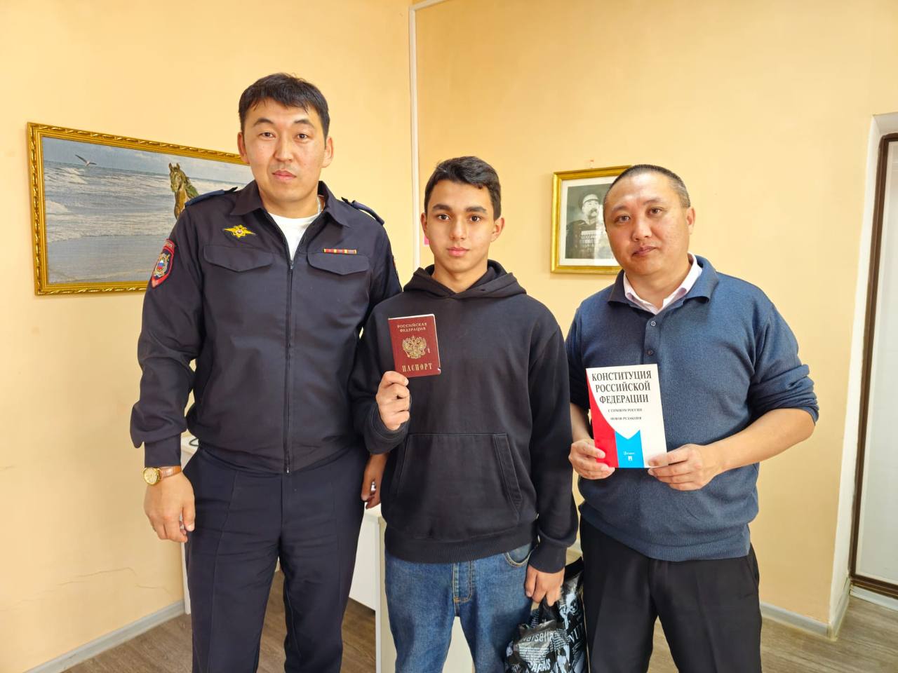 В Калмыкии традиционно в День народного единства сотрудники полиции вручили юным жителям республики их первые паспорта В Калмыкии традиционно в День народного единства сотрудники полиции вручили юным жителям республики их первые паспорта