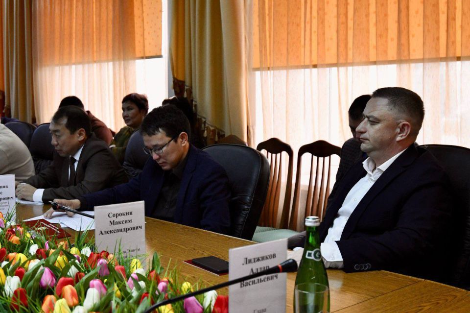 Глава Администрации города Элисты Алдар Лиджиков провел еженедельное аппаратное совещание с участием Главы города Элисты – Председателя ЭГС Максима Сорокина и руководителей структурных подразделений Глава Администрации города Элисты Алдар Лиджиков провел еженедельное аппаратное совещание с участием Главы города Элисты – Председателя ЭГС Максима Сорокина и руководителей структурных подразделений