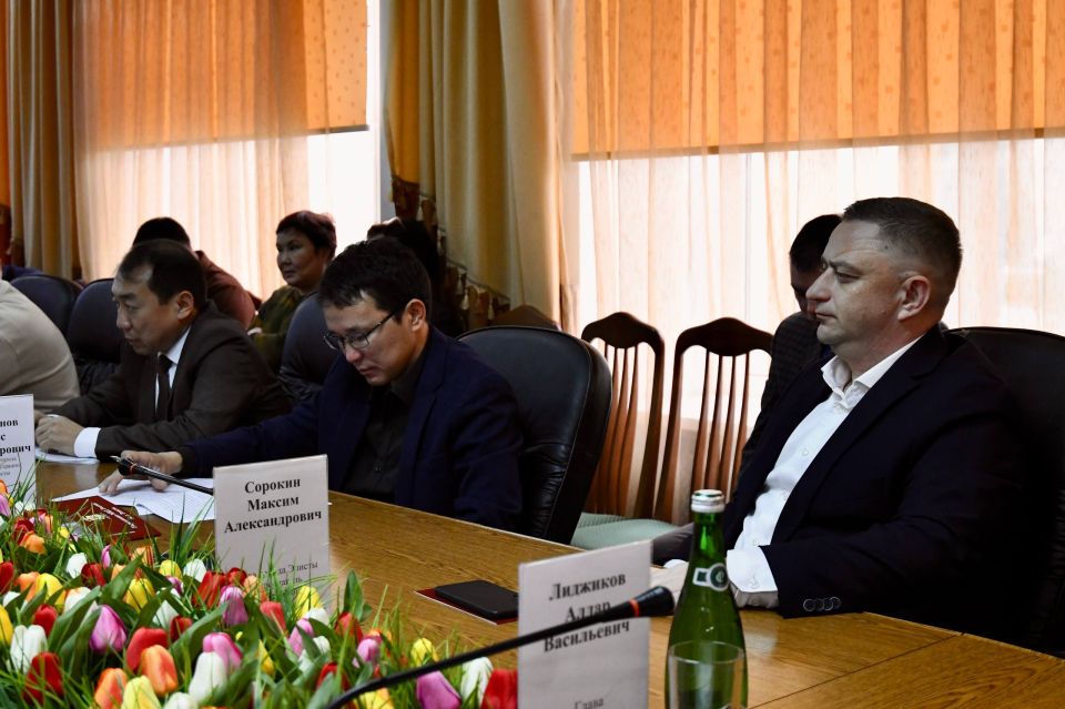 Алдар Лиджиков: Первая рабочая неделя ноября традиционно начинается с аппаратного совещания в Администрации города Элисты Алдар Лиджиков: Первая рабочая неделя ноября традиционно начинается с аппаратного совещания в Администрации города Элисты