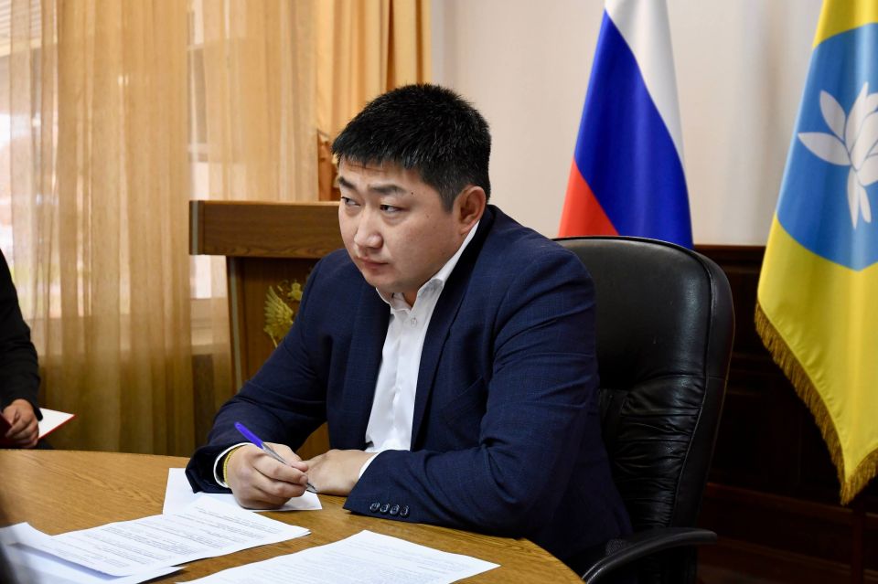 Алдар Лиджиков: Первая рабочая неделя ноября традиционно начинается с аппаратного совещания в Администрации города Элисты Алдар Лиджиков: Первая рабочая неделя ноября традиционно начинается с аппаратного совещания в Администрации города Элисты