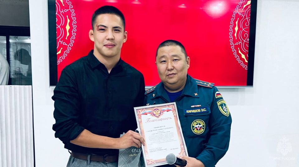 Сотрудники регионального МЧС поздравили коллектив Национального телевидения Калмыкии с юбилеем! Сотрудники регионального МЧС поздравили коллектив Национального телевидения Калмыкии с юбилеем!