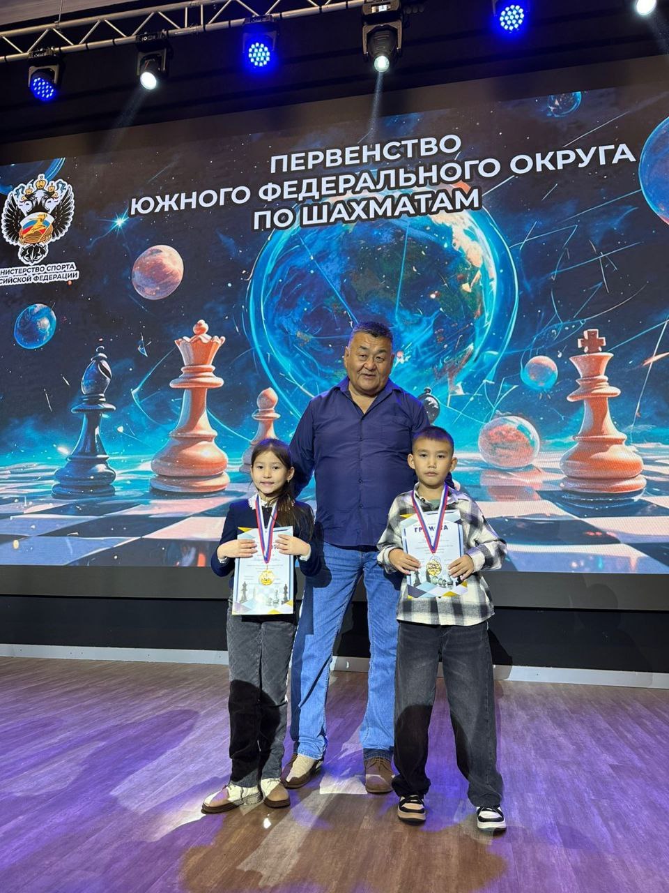 Бериков Аюка и Табунова Алина стали победителями детского Первенства ЮФО по шахматной композиции Бериков Аюка и Табунова Алина стали победителями детского Первенства ЮФО по шахматной композиции