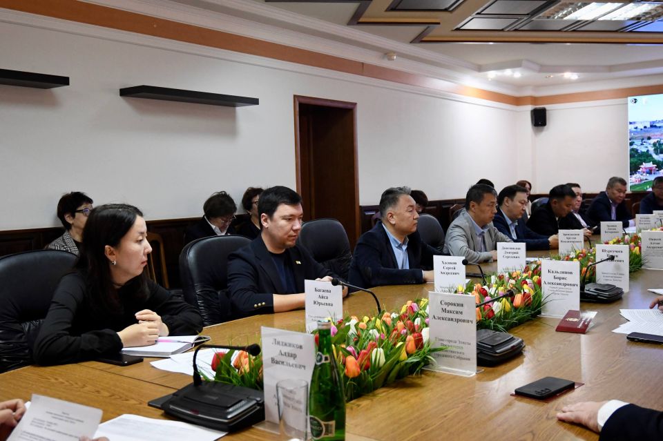 Алдар Лиджиков: Первая рабочая неделя ноября традиционно начинается с аппаратного совещания в Администрации города Элисты Алдар Лиджиков: Первая рабочая неделя ноября традиционно начинается с аппаратного совещания в Администрации города Элисты