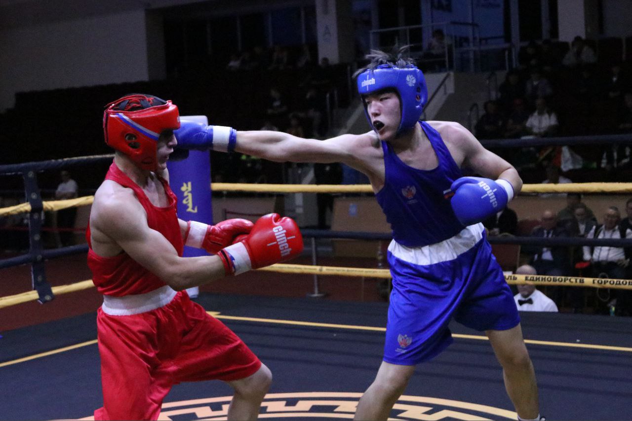 В «Ойрат-Арене» состоялось торжественное открытие XVIII межрегиональных соревнований по боксу памяти заслуженного тренера России и Таджикистана Церена Санджеевича Балзанова В «Ойрат-Арене» состоялось торжественное открытие XVIII межрегиональных соревнований по боксу памяти заслуженного тренера России и Таджикистана Церена Санджеевича Балзанова