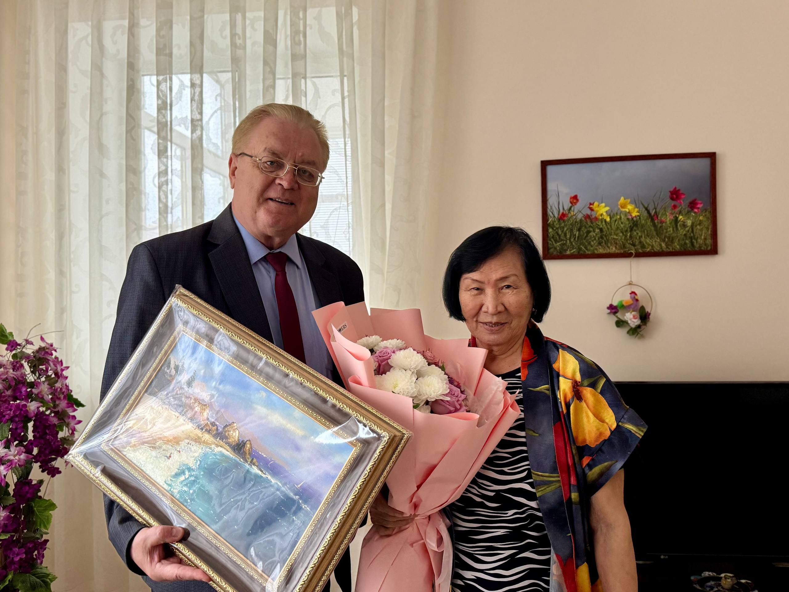 Сегодня свой юбилей отмечает истинный символ калмыцкой культуры, народный поэт и Герой труда Калмыкии Вера Киргуевна Шуграева