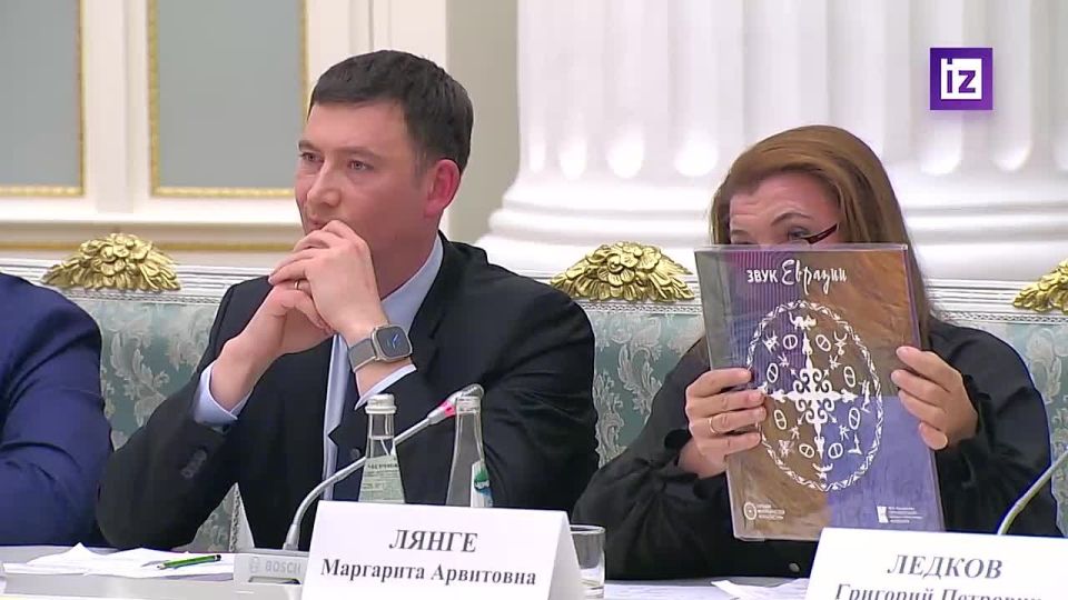 Владимиру Путину подарили виниловую пластинку с калмыцким электропанком на Совете по межнациональным отношениям