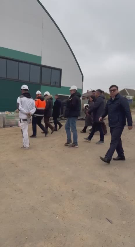 Глава Калмыкии Бату Хасиков совместно с членами Правительства республики и столичными властями проинспектировал строительство физкультурно-оздоровительного комплекса в Южном районе Элисты