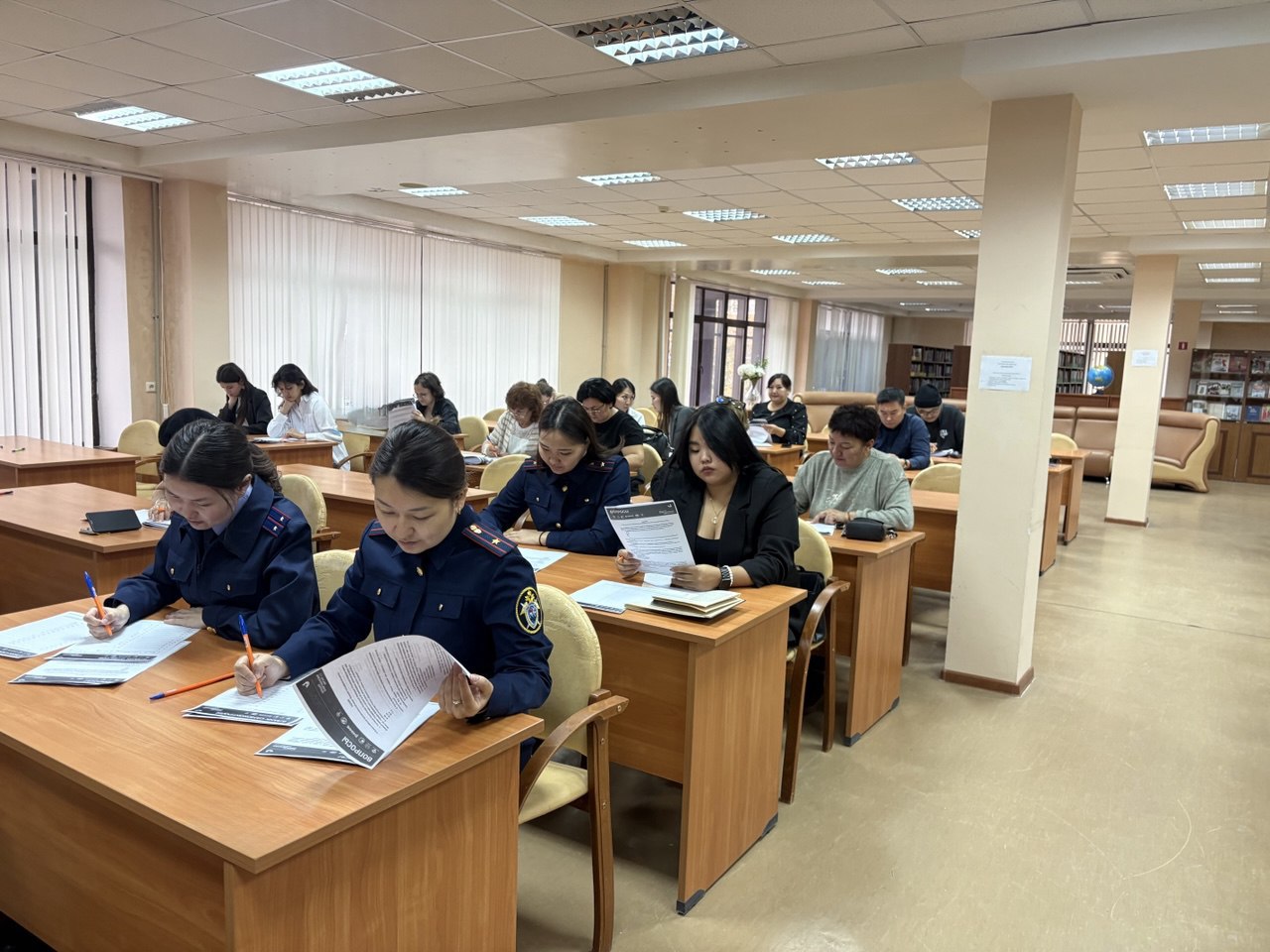 Сотрудники следственного управления и представитель регионального отделения Молодежного союза «Юный следователь» приняли участие во Всероссийской просветительской акции «Большой этнографический диктант»