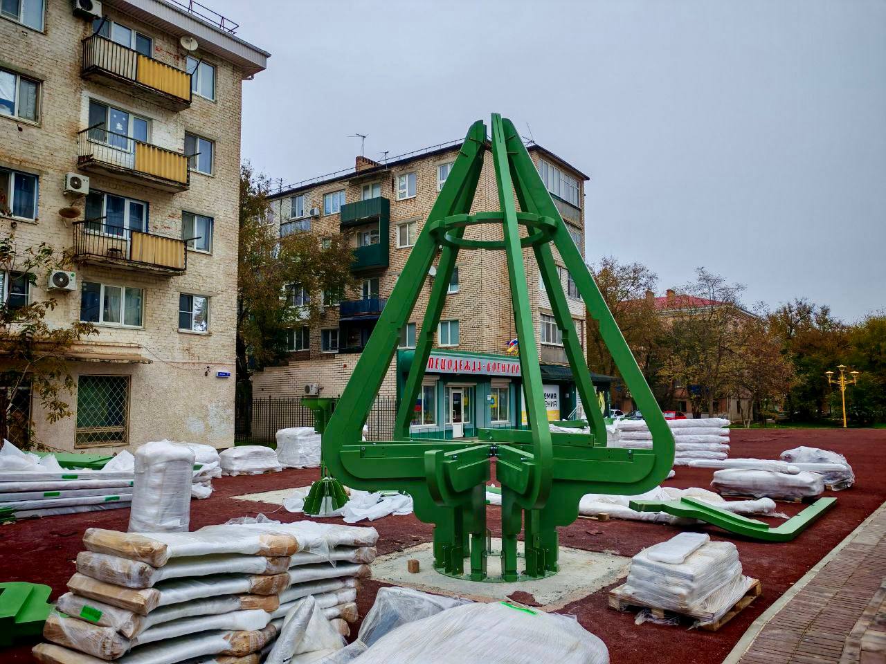 В парке по улице Ленина начался монтаж новой детской площадки и малых архитектурных форм В парке по улице Ленина начался монтаж новой детской площадки и малых архитектурных форм