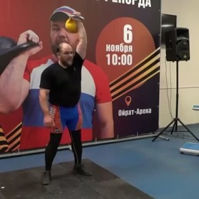 В эти минуты в «Ойрат-Арене» Александр Шанин (иеромонах Серафим) устанавливает мировой рекорд в гиревом спорте, посвящённый 80-летию Победы в Великой Отечественной войне