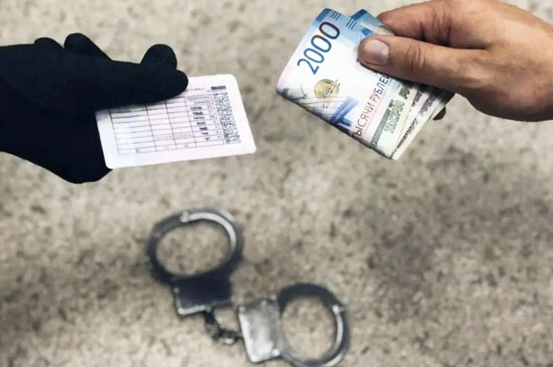 Вынесен приговор в отношении жителя г. Элисты, обвиняемого в коммерческом подкупе и даче взятки