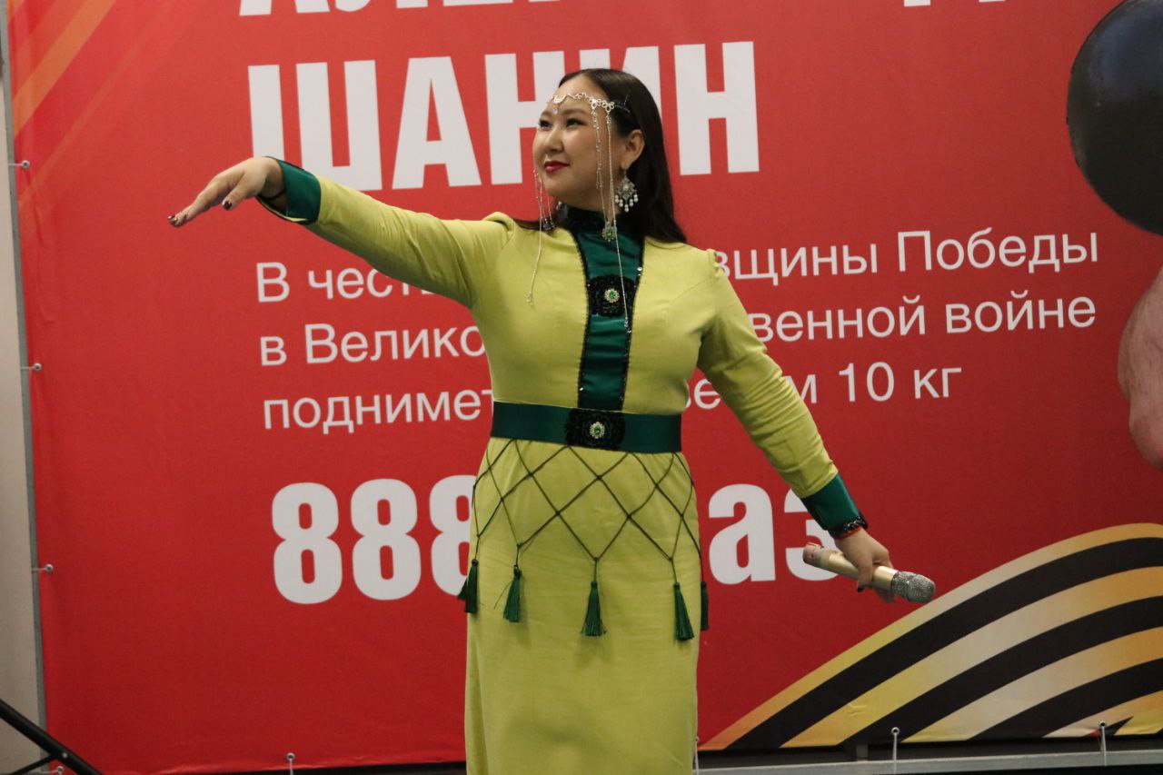 Сегодня, 6 ноября, в «Ойрат-Арене» Александр Шанин установит мировой рекорд по поднятию гири! Сегодня, 6 ноября, в «Ойрат-Арене» Александр Шанин установит мировой рекорд по поднятию гири!