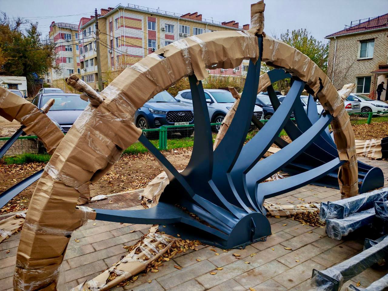 В Элисте начался монтаж новой детской площадки и других необычных малых архитектурных объектов В Элисте начался монтаж новой детской площадки и других необычных малых архитектурных объектов