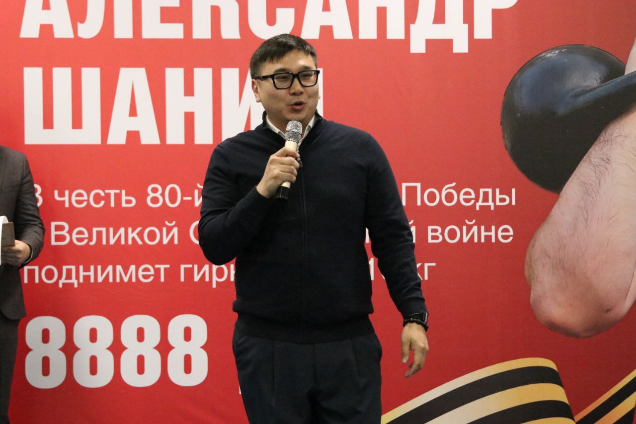 Сегодня, 6 ноября, в «Ойрат-Арене» Александр Шанин установит мировой рекорд по поднятию гири! Сегодня, 6 ноября, в «Ойрат-Арене» Александр Шанин установит мировой рекорд по поднятию гири!