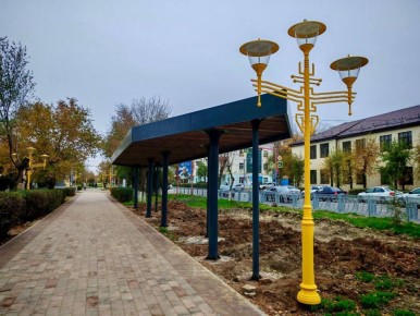 В Элисте начался монтаж новой детской площадки и других необычных малых архитектурных объектов