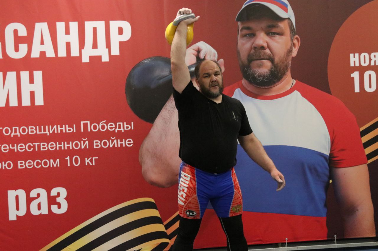 Сегодня, 6 ноября, в «Ойрат-Арене» Александр Шанин установит мировой рекорд по поднятию гири! Сегодня, 6 ноября, в «Ойрат-Арене» Александр Шанин установит мировой рекорд по поднятию гири!