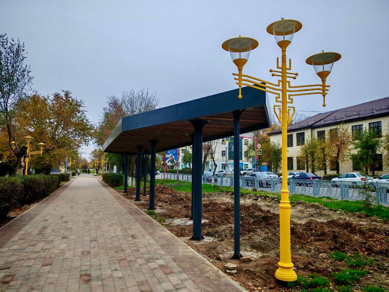 В парке по улице Ленина начался монтаж новой детской площадки и малых архитектурных форм