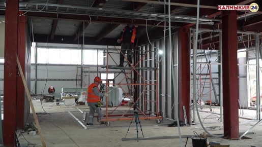 Бату Хасиков осмотрел стройплощадку нового физкультурно-оздоровительного комплекса в Южном районе Элисты