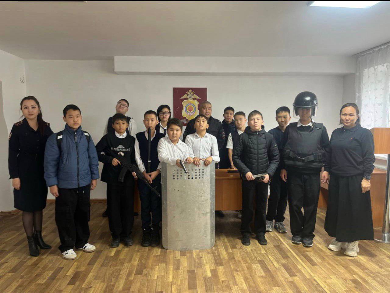 В отделении полиции п.Кетченеры прошёл День открытых дверей для школьников В отделении полиции п.Кетченеры прошёл День открытых дверей для школьников