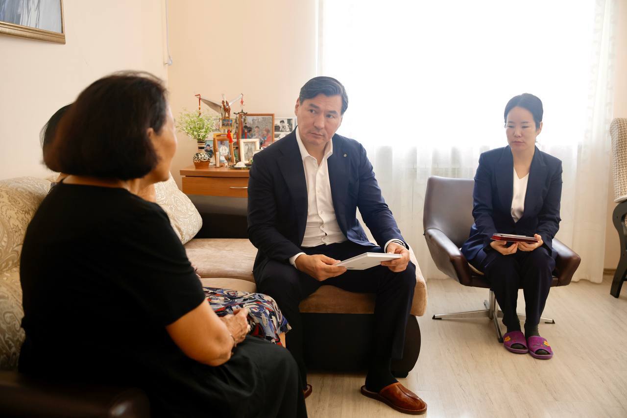 Бату Хасиков: Поздравил с юбилеем Народную поэтессу, автора Государственного гимна Калмыкии Веру Киргуевну Шуграеву Бату Хасиков: Поздравил с юбилеем Народную поэтессу, автора Государственного гимна Калмыкии Веру Киргуевну Шуграеву