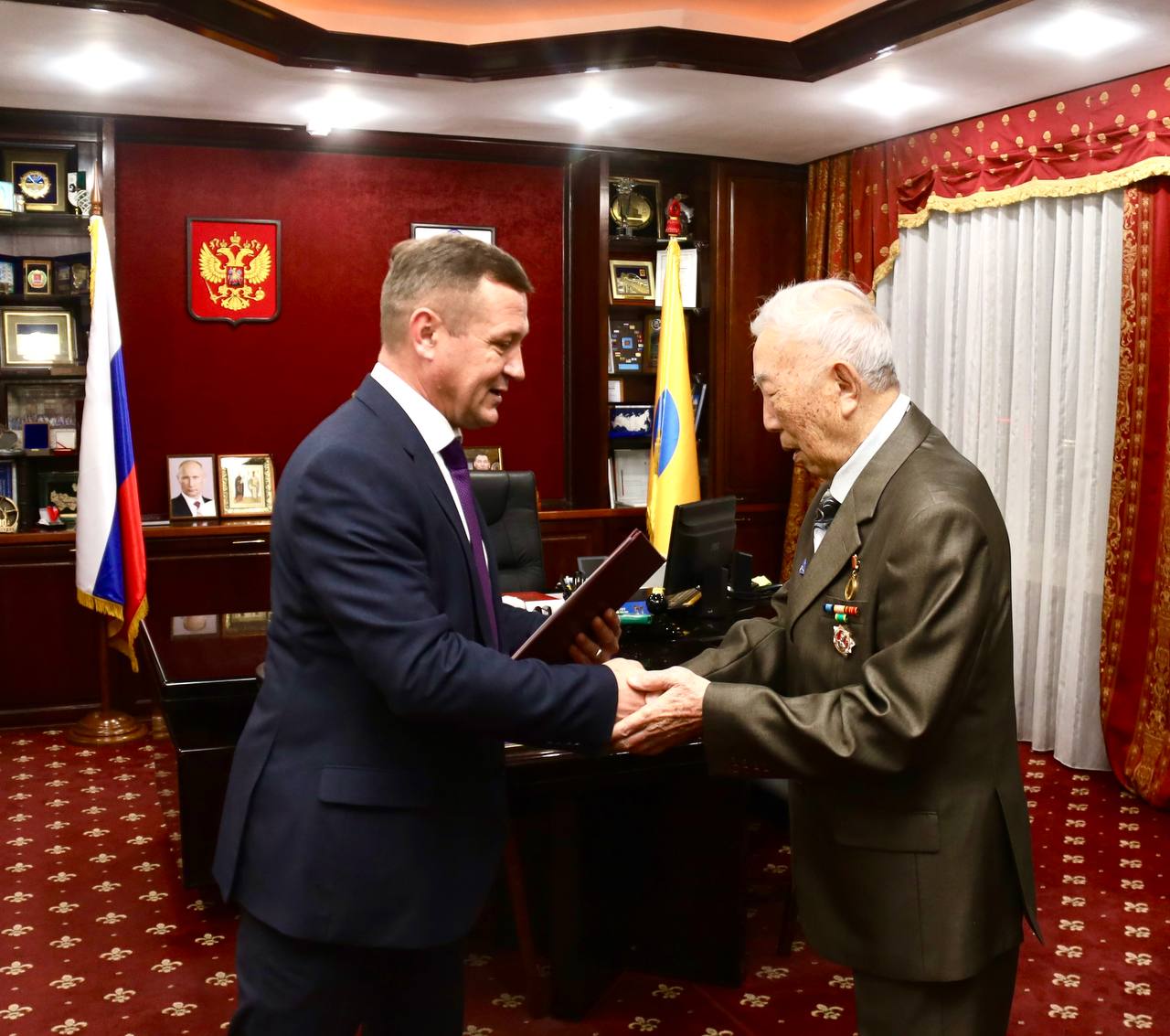 Председатель Народного Хурала Калмыкии вручил награду лауреату премии «Гордость нации»