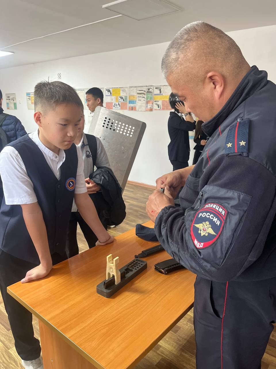 В Отделении полиции п.Кетченеры прошел День открытых дверей для школьников В Отделении полиции п.Кетченеры прошел День открытых дверей для школьников