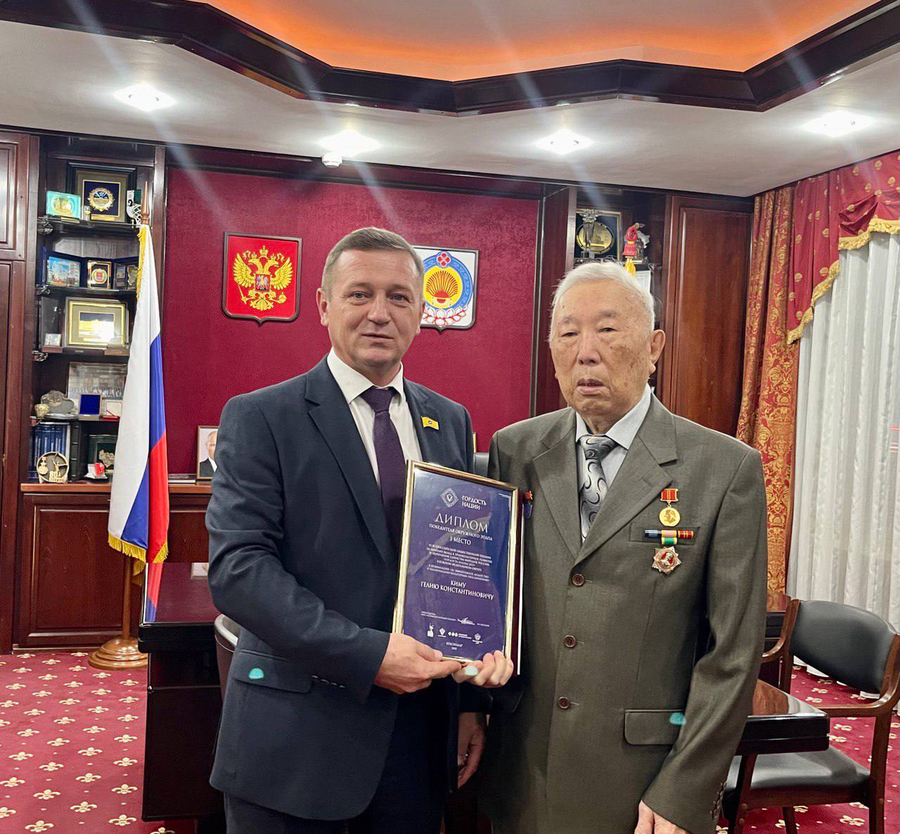 Председатель Народного Хурала Калмыкии вручил награду лауреату премии «Гордость нации» Председатель Народного Хурала Калмыкии вручил награду лауреату премии «Гордость нации»