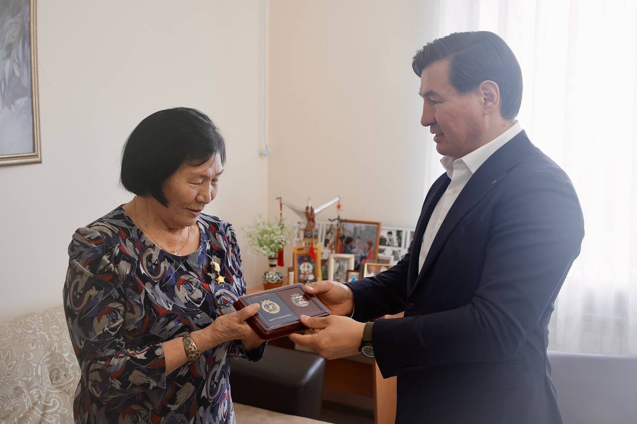 Бату Хасиков: Поздравил с юбилеем Народную поэтессу, автора Государственного гимна Калмыкии Веру Киргуевну Шуграеву Бату Хасиков: Поздравил с юбилеем Народную поэтессу, автора Государственного гимна Калмыкии Веру Киргуевну Шуграеву