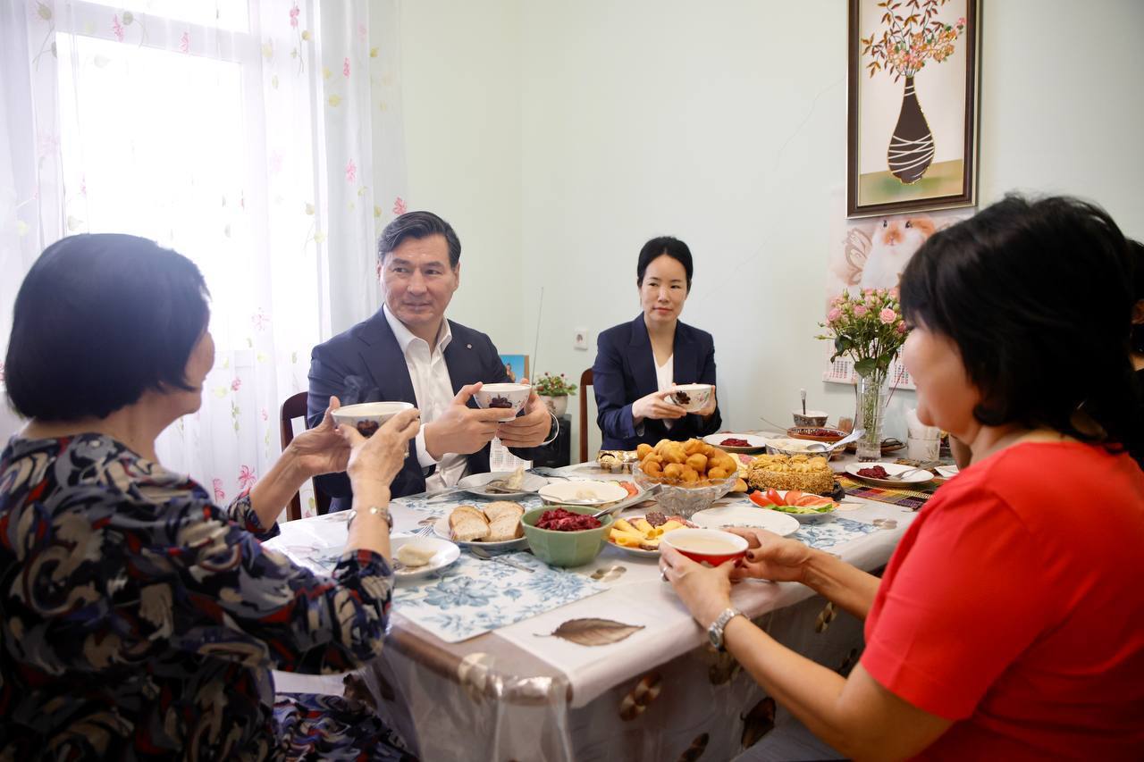 Народная поэтесса Калмыкии Вера Шуграева, автор Государственного гимна республики, отметила 5 ноября свой 85-летний юбилей Народная поэтесса Калмыкии Вера Шуграева, автор Государственного гимна республики, отметила 5 ноября свой 85-летний юбилей