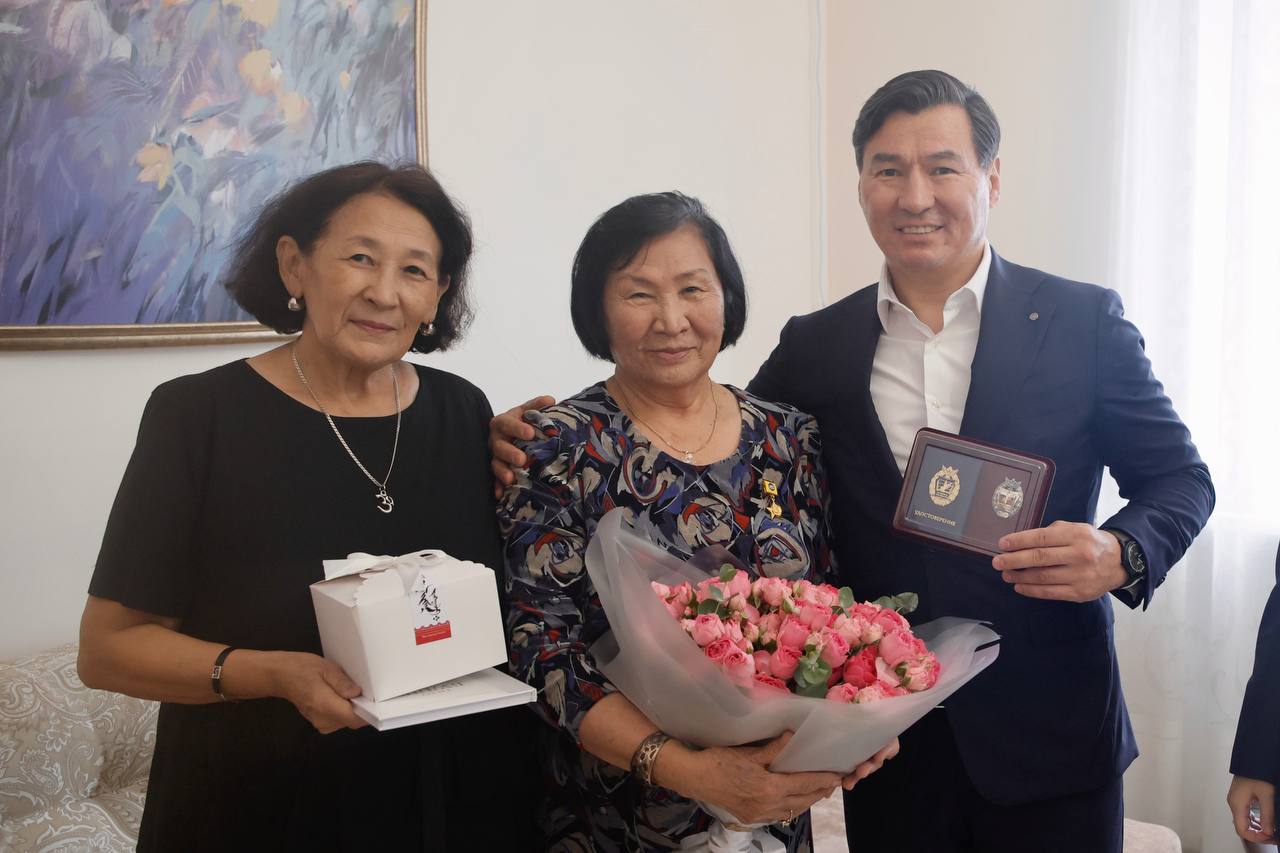 Бату Хасиков: Поздравил с юбилеем Народную поэтессу, автора Государственного гимна Калмыкии Веру Киргуевну Шуграеву