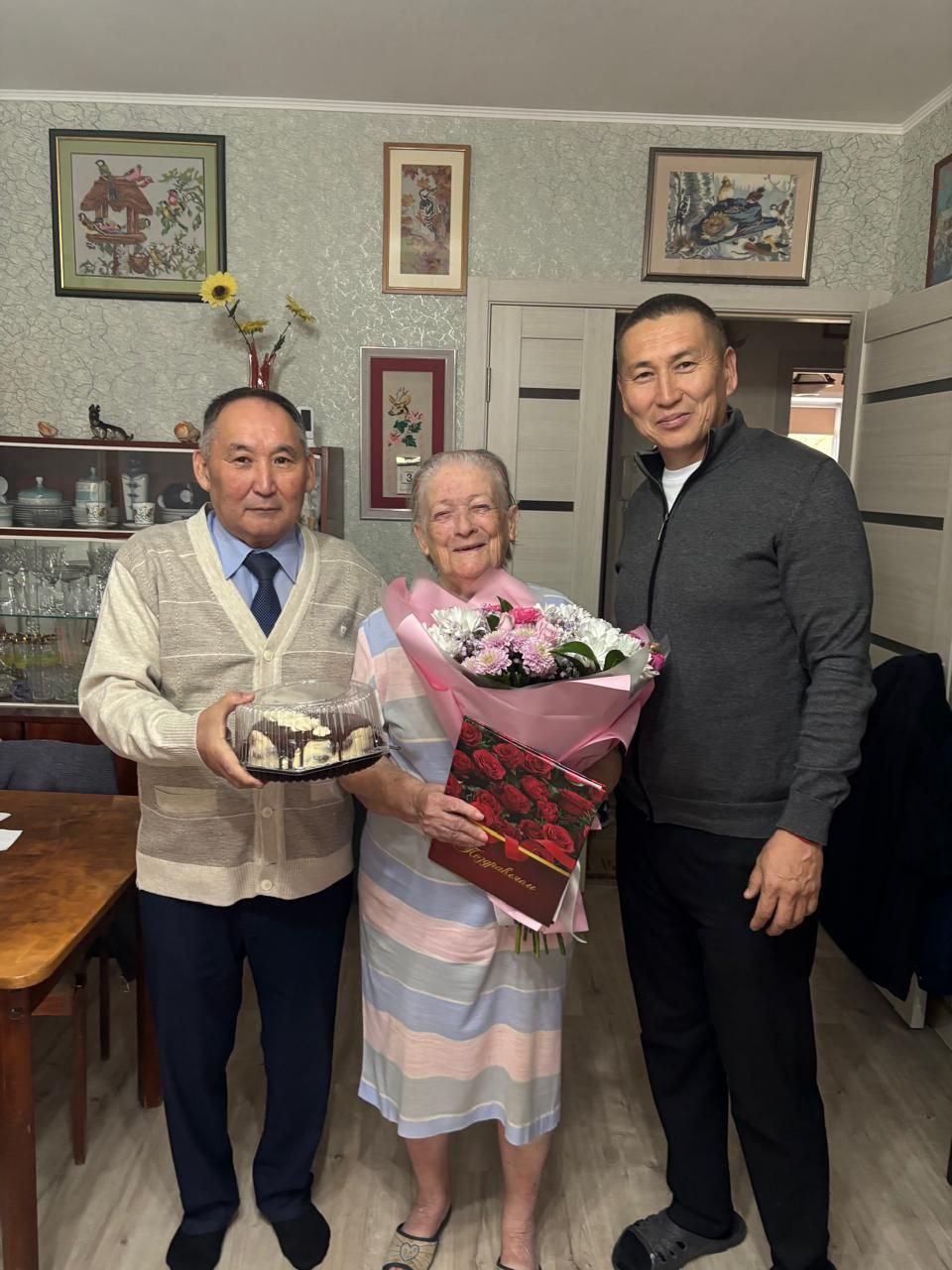 Сотрудники МВД Калмыкии поздравили ветерана службы с 90-летним юбилеем Сотрудники МВД Калмыкии поздравили ветерана службы с 90-летним юбилеем
