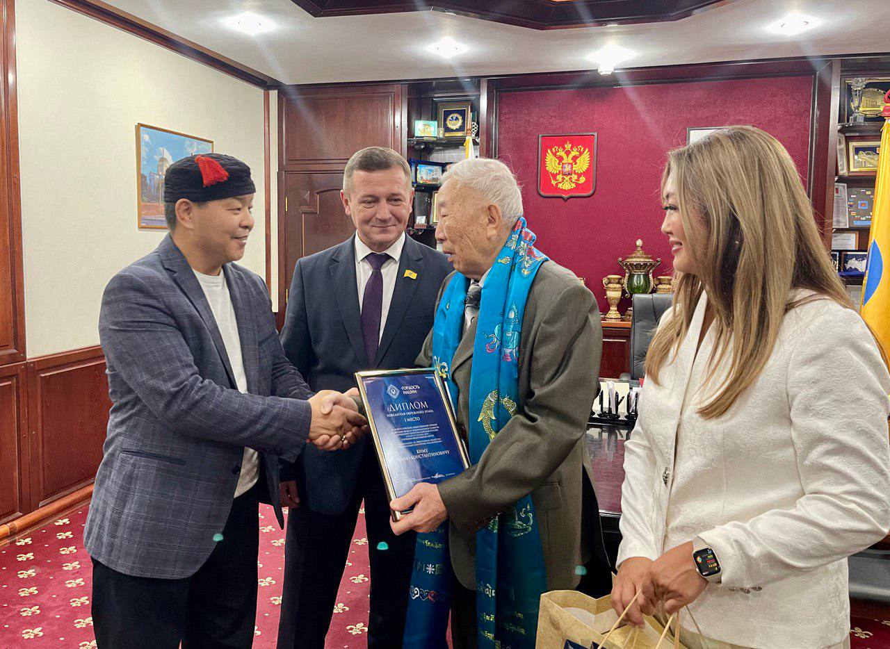 Председатель Народного Хурала Калмыкии вручил награду лауреату премии «Гордость нации» Председатель Народного Хурала Калмыкии вручил награду лауреату премии «Гордость нации»
