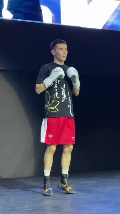 И вот калмыцкий боксер Богдан Ильзитинов, который будет в красном углу ринга сегодня