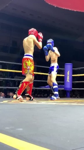 В красном углу ринга Данир Хулзачиев - его соперник Егор Лошаков