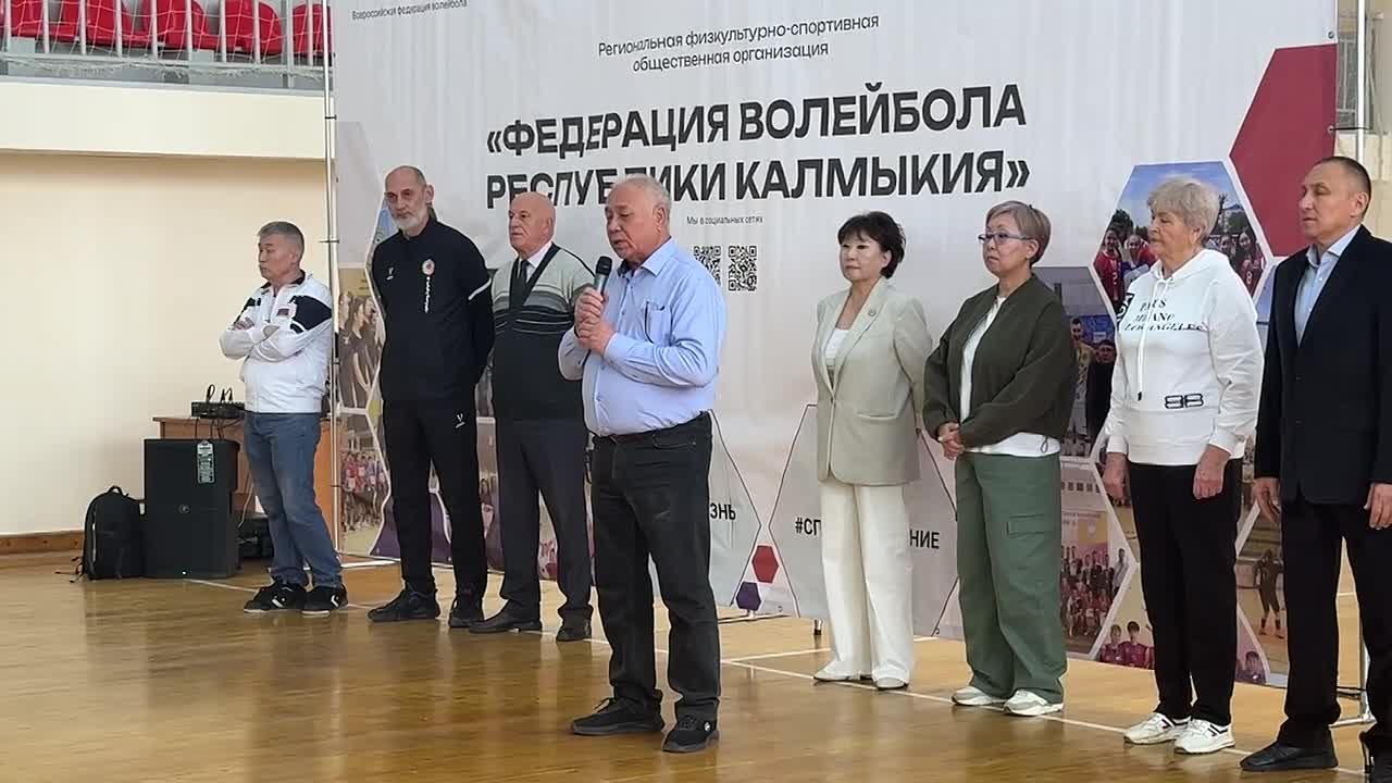 От лица ветеранов волейбола на торжественной церемонии открытия Чемпионата Калмыкии по волейболу выступил Александр Кекеев