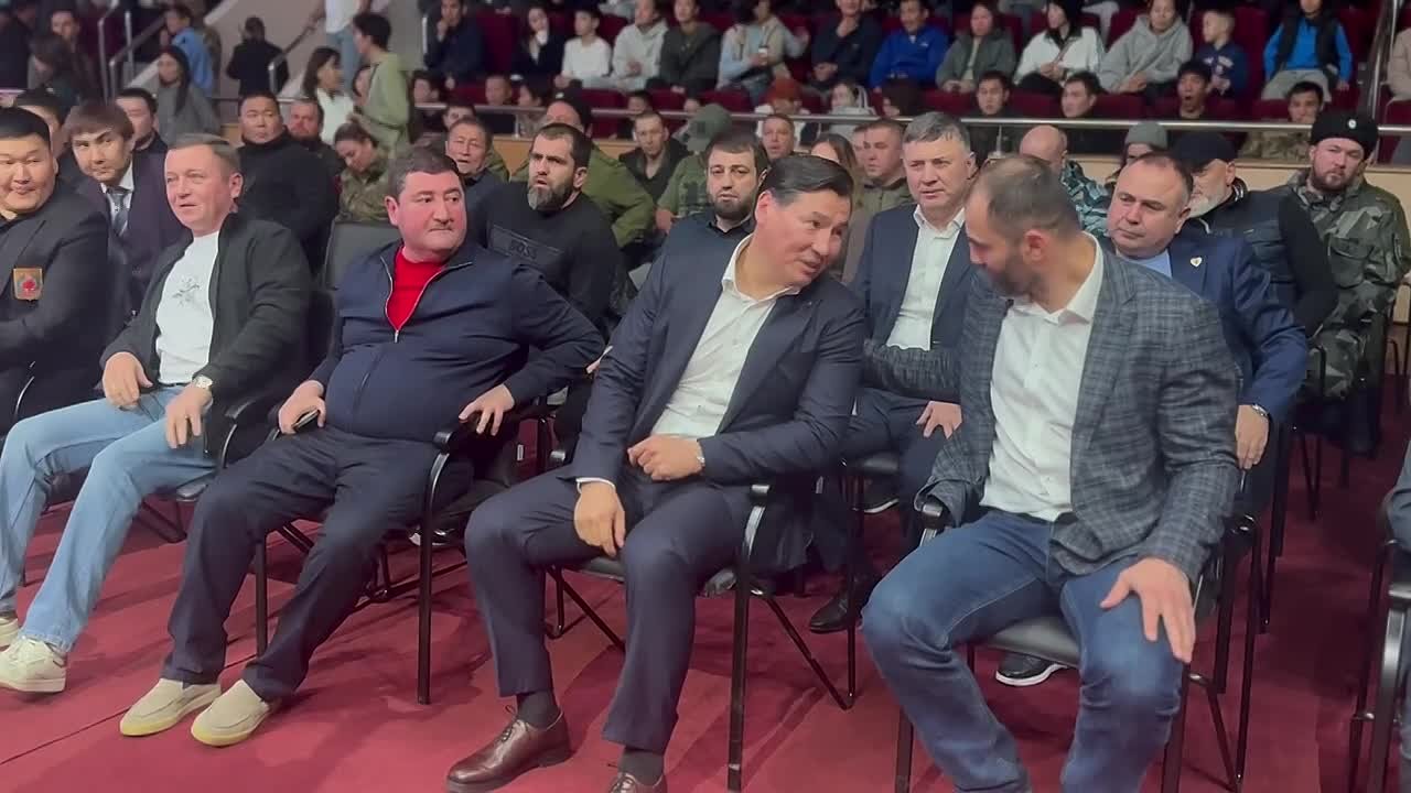 На Международный турнир «Кубок Лотоса - 2025» прибыл Глава Калмыкии Бату Хасиков