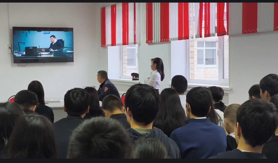 Сотрудники МО МВД России «Малодербетовский» провели классный час в 9 классе МКОУ «Малодербетовская гимназия имени Б.Б. Бадмаева» на тему «Имена, которые нельзя забыть» Сотрудники МО МВД России «Малодербетовский» провели классный час в 9 классе МКОУ «Малодербетовская гимназия имени Б.Б. Бадмаева» на тему «Имена, которые нельзя забыть»