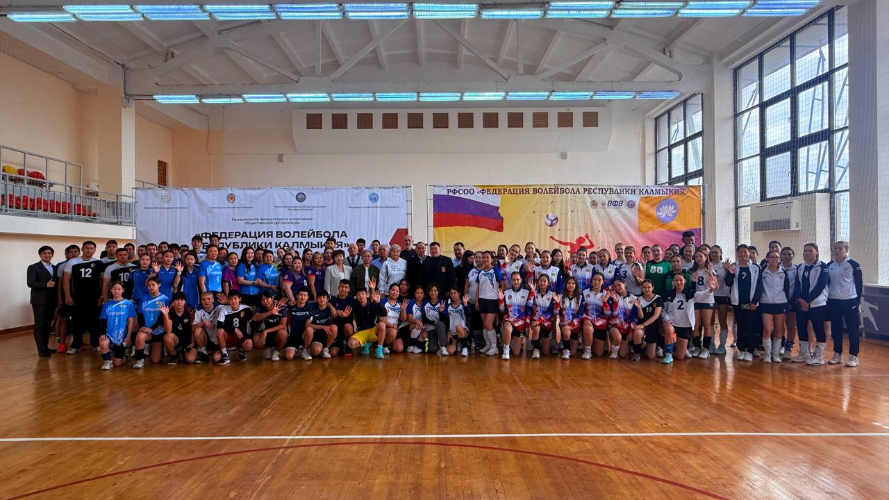 А вот и те, кто будет в течение нескольких месяцев бороться за звание лучших волейболистов Калмыкии