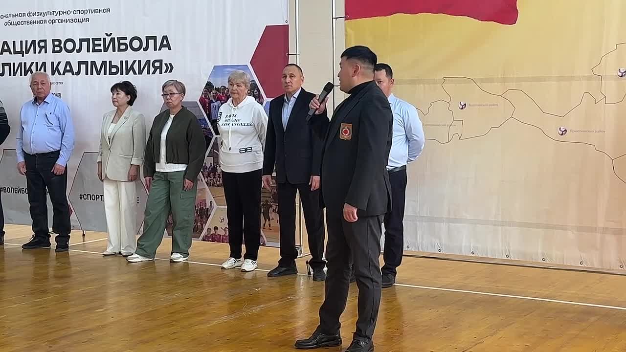 Участников волейбольного чемпионата поприветствовал министр физической культуры и спорта Калмыкии Константин Батыров