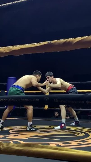 Третий поединок начался!. Сергей Манджиев борется против Максима Кабутова #Калмыкия24