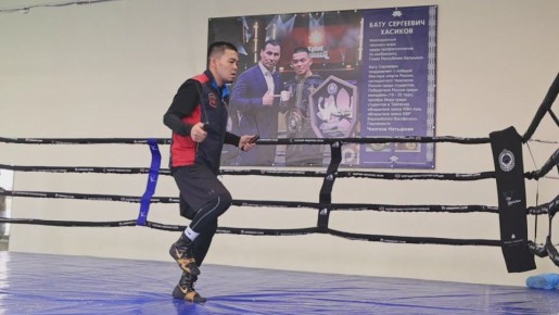 Сегодня, в центре всеобщего внимания — поединок нашего земляка, калмыцкого бриллианта Чингиза Натырова, против перспективного ганского боксера Джерри Клутея Робертсона