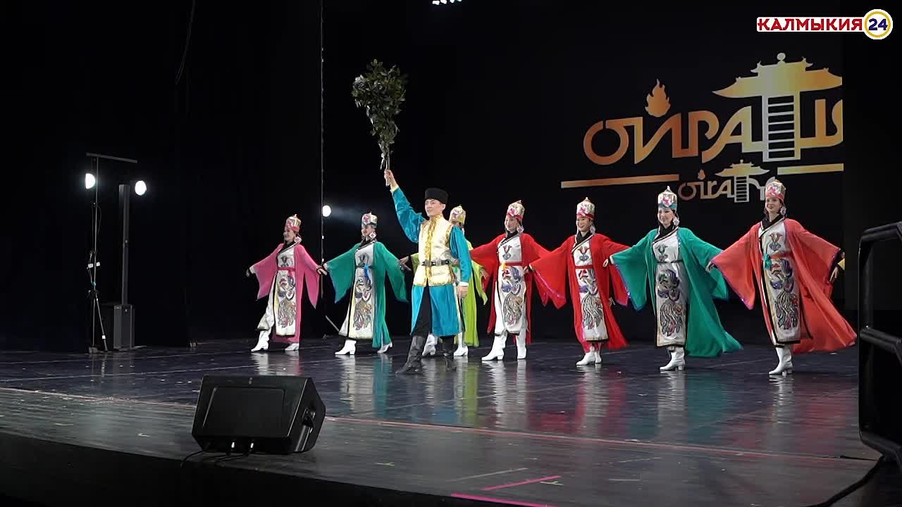 В Калмыцкой государственной филармонии, на концерте театра танца «Ойраты», состоялось награждение Петра Тимофеевича Надбитова – лауреата VI Всероссийской общественной премии «Гордость нации - 2025»