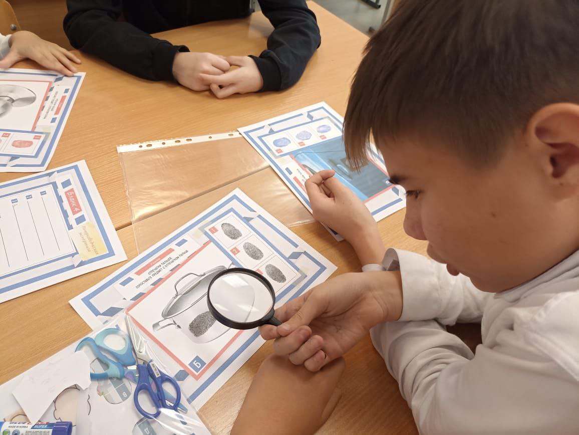 В преддверии Дня сотрудника органов внутренних дел актив "Движения Первых" Элистинской многопрофильной гимназии провёл увлекательную деловую игру под названием «Операция Прорыв»