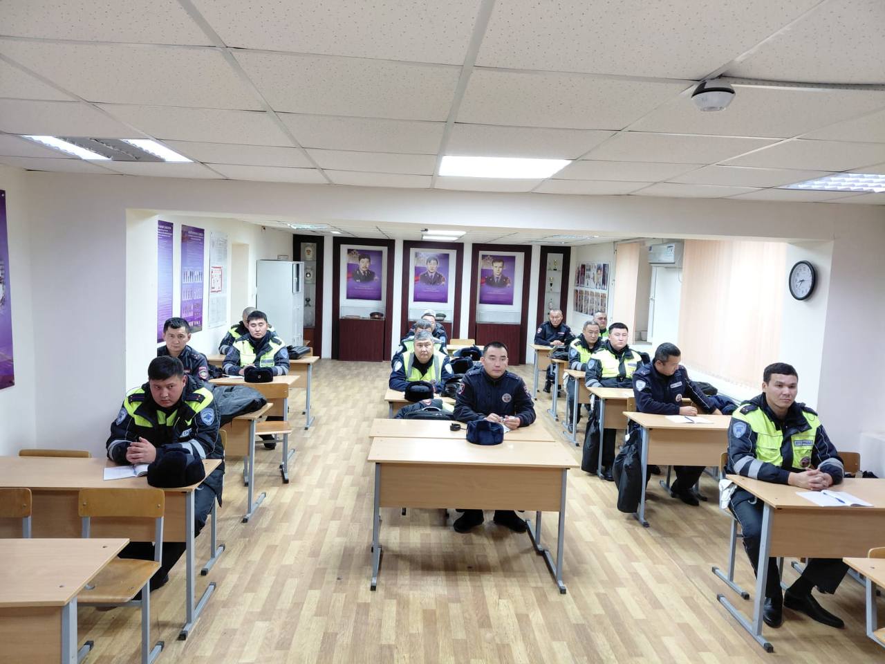 Долг превыше праздника. В Отдельной роте ДПС Госавтоинспекции Калмыкии отметили День сотрудника органов внутренних дел, поздравив сотрудников, заступающих на ночную смену