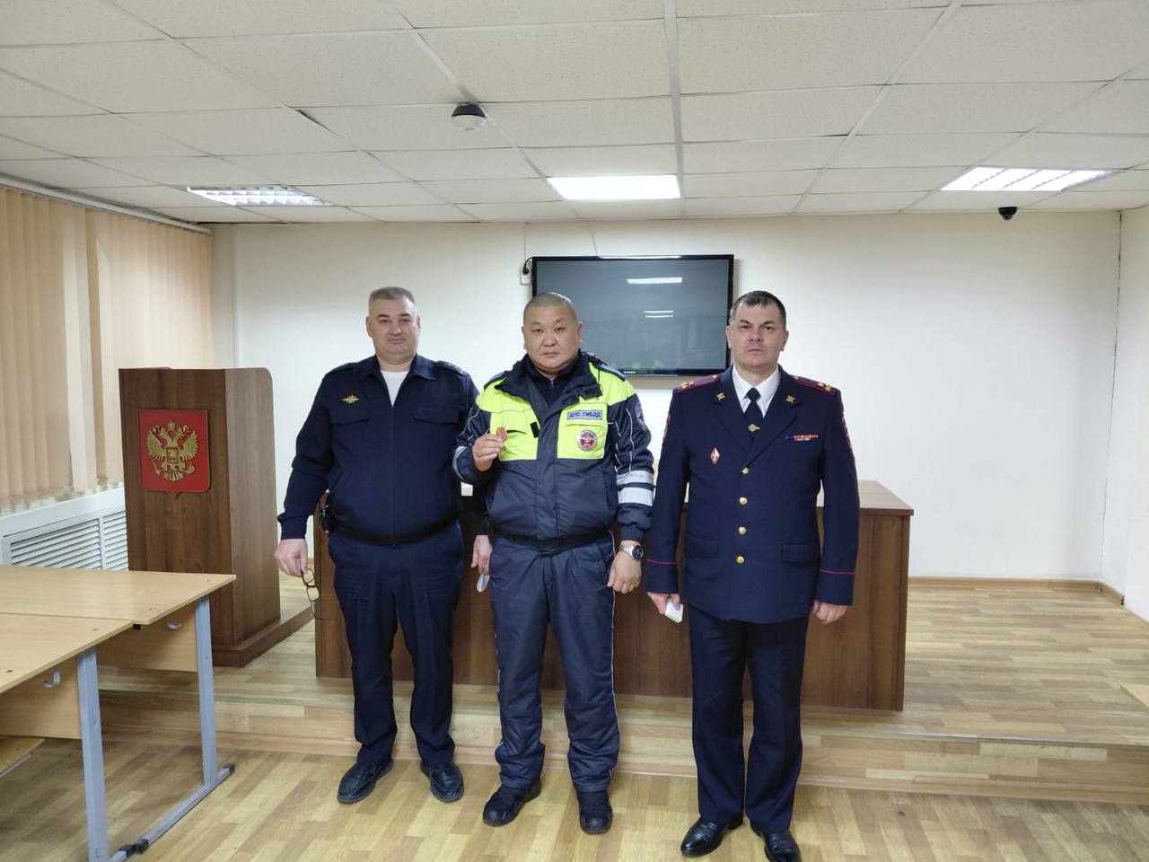 Долг превыше праздника. В Отдельной роте ДПС Госавтоинспекции Калмыкии отметили День сотрудника органов внутренних дел, поздравив сотрудников, заступающих на ночную смену Долг превыше праздника. В Отдельной роте ДПС Госавтоинспекции Калмыкии отметили День сотрудника органов внутренних дел, поздравив сотрудников, заступающих на ночную смену