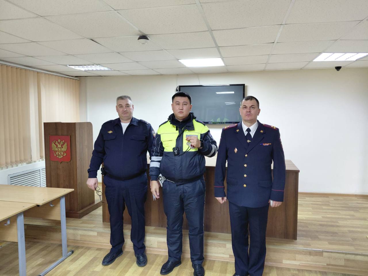 Долг превыше праздника. В Отдельной роте ДПС Госавтоинспекции Калмыкии отметили День сотрудника органов внутренних дел, поздравив сотрудников, заступающих на ночную смену Долг превыше праздника. В Отдельной роте ДПС Госавтоинспекции Калмыкии отметили День сотрудника органов внутренних дел, поздравив сотрудников, заступающих на ночную смену