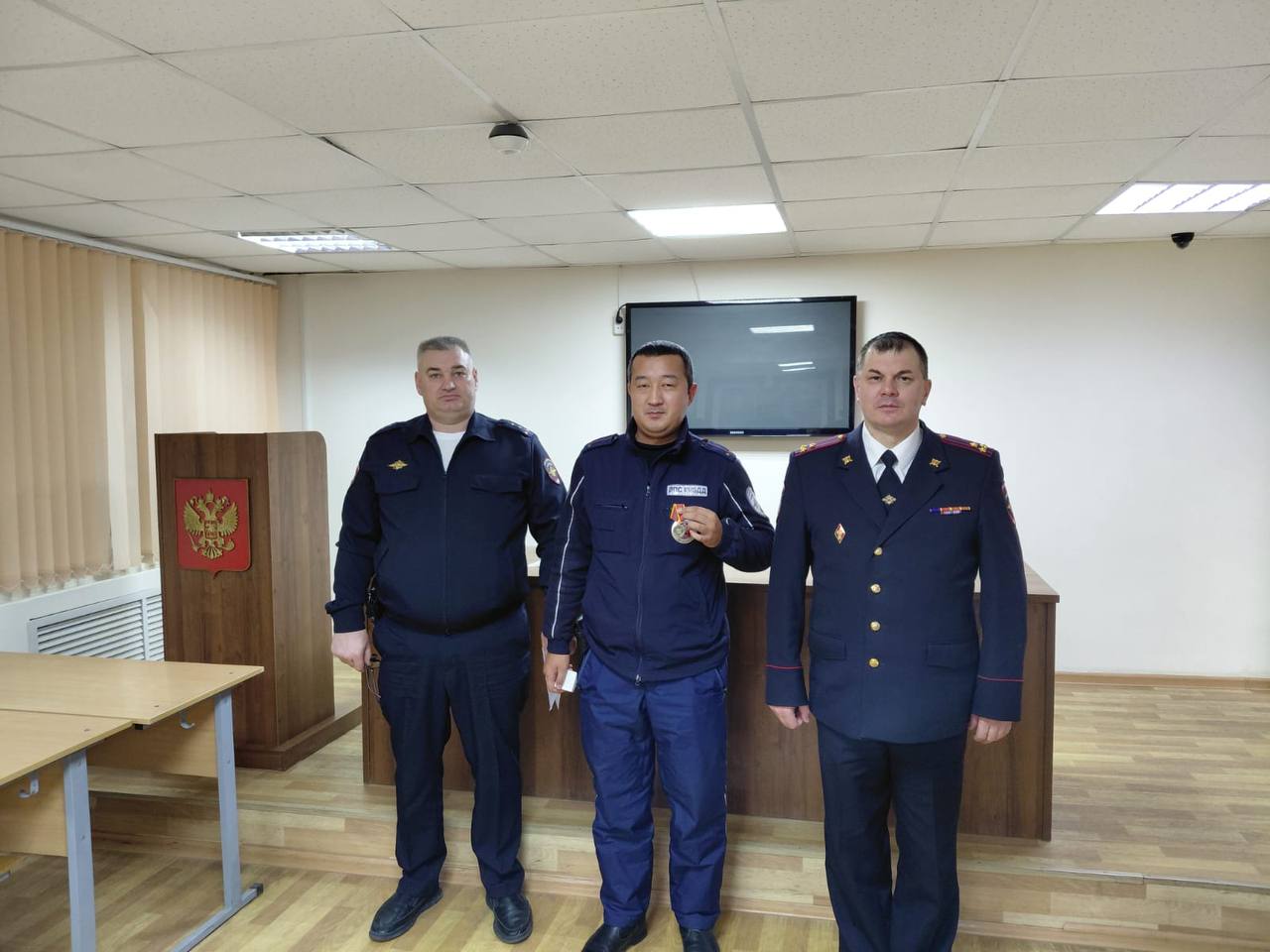 Долг превыше праздника. В Отдельной роте ДПС Госавтоинспекции Калмыкии отметили День сотрудника органов внутренних дел, поздравив сотрудников, заступающих на ночную смену Долг превыше праздника. В Отдельной роте ДПС Госавтоинспекции Калмыкии отметили День сотрудника органов внутренних дел, поздравив сотрудников, заступающих на ночную смену