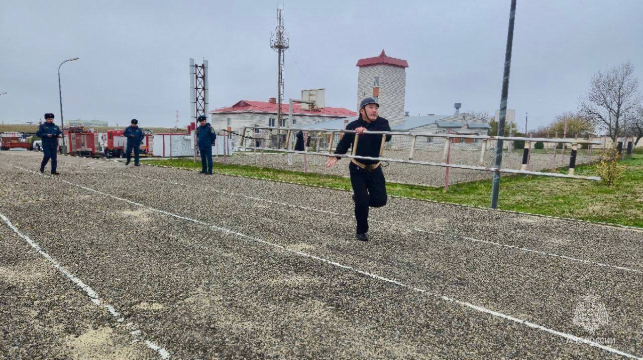 Сотрудники чрезвычайного ведомства Калмыкии сдали зачеты и подтвердили классность Сотрудники чрезвычайного ведомства Калмыкии сдали зачеты и подтвердили классность