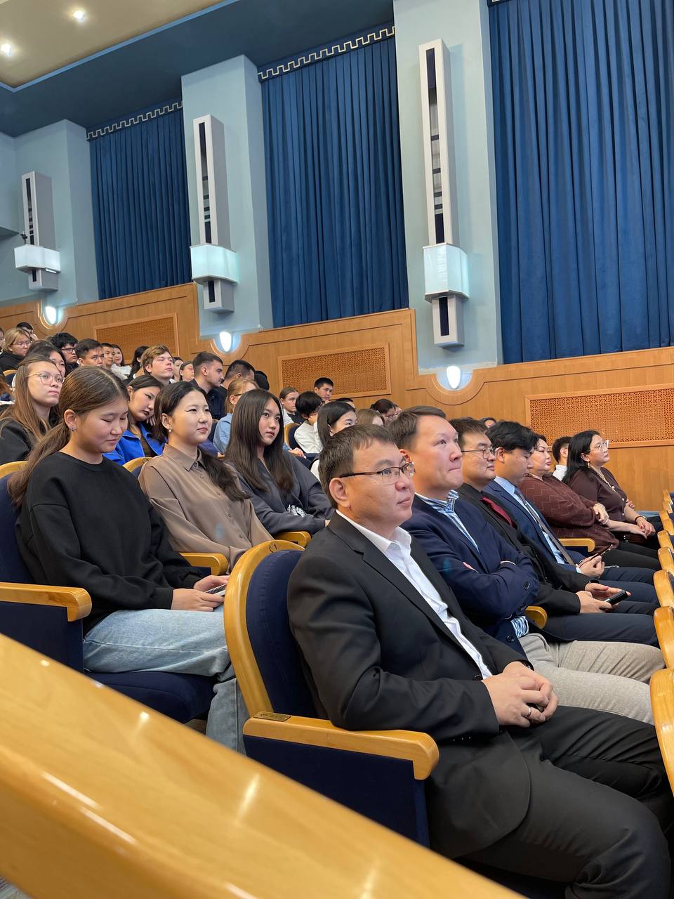 По поручению спикера парламента депутат Народного Хурала Михаил Кокаев принял участие в форуме выпускников КалмГУ «Образование как мост к глобальным возможностям», который состоялся сегодня в Большом зале заседаний... По поручению спикера парламента депутат Народного Хурала Михаил Кокаев принял участие в форуме выпускников КалмГУ «Образование как мост к глобальным возможностям», который состоялся сегодня в Большом зале заседаний...