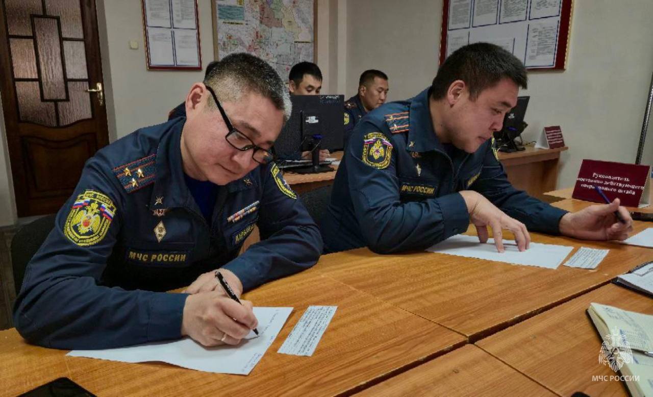 Сотрудники чрезвычайного ведомства Калмыкии сдали зачеты и подтвердили классность Сотрудники чрезвычайного ведомства Калмыкии сдали зачеты и подтвердили классность